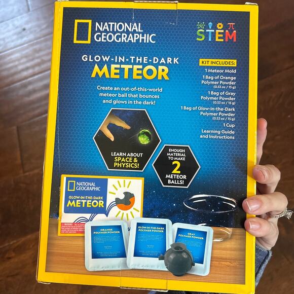 National Geographic Glow in the Dark Meteor STEM Science Kit Kids - Picture 3 of 3